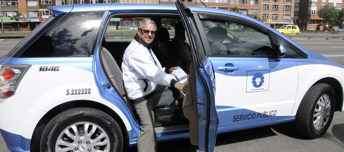Secretario de Hacienda cambió carro oficial por bicicleta y taxi eléctrico