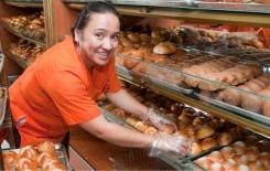 Empleo en Bogotá: Mujer que trabaja en una panadería